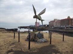 　白浜町白浜にある野島崎は南房総国定公園の一部で太平洋に突き出た岬だ。
　私たちは駐車場に車を止めて歩き出す。野島崎は野島崎公園となっており、色々な記念碑や彫刻などが置かれていた。