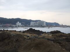 　野島崎を海岸線に沿ってぐるりと歩くと、入江の向こうに白浜の街と海岸がきれいに見えていた。