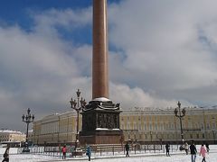 午後はサンクトペテルブルク市内へ戻り、この旅で一番行きたかった所へ。
宮殿広場のアレクサンドルの円柱がシンボル。
この広場の宮殿は世界遺産・サンクトペテルブルク歴史地区と関連建造物群に含まれています。