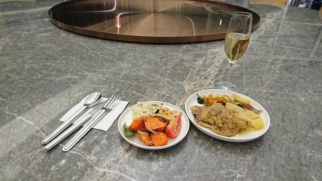 チョイス一例です。左はサラダ中心のコールドミール。右はチキンをメインとしたホットミールです。これだけでしっかりディナーになりますね。ワインは白を選択。