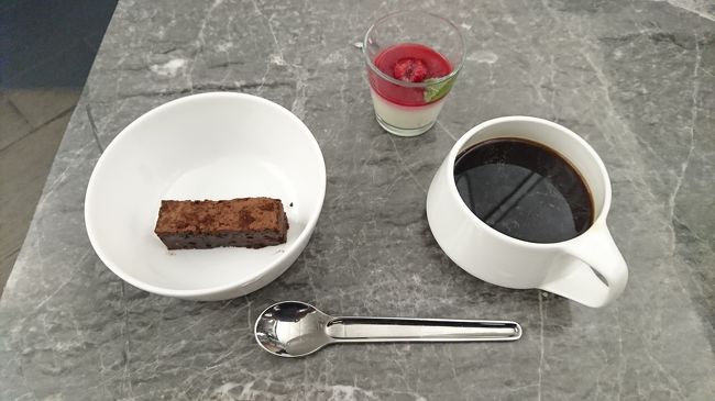 ついでにデザートとコーヒーも。大変満足のいくラウンジでした。