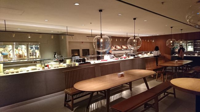 エントランスを抜けるとミールコーナーが広がっています。