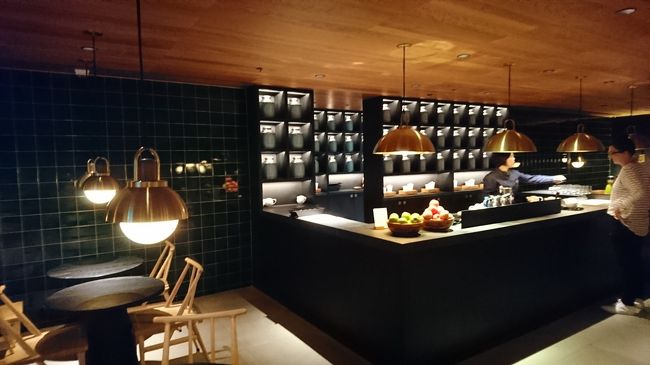 ここは、ティールームです。お茶の種類も多くオーダーしてから準備してくれます。