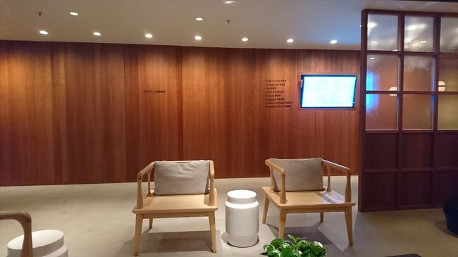 一番奥まで進むとシャワールームがあります。夜だったのでナイトフライトの前にシャワーを利用したい人が多く順番待ちでした。