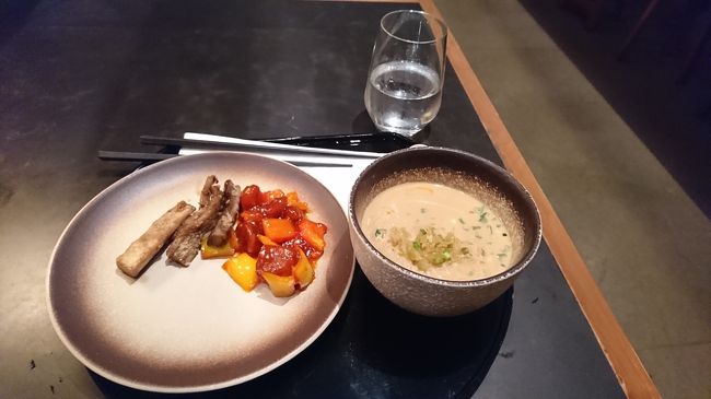 で、こんな感じでチョイスしました。カンタスでしっかりいただきましたので軽めにしました。食器のセンスもいいです！