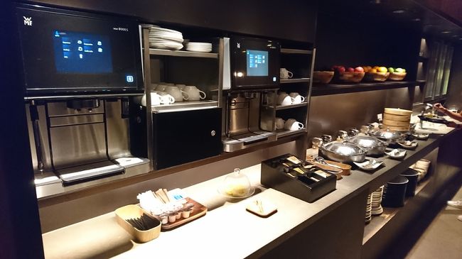 ヌードルバーの横には簡単なホットミールやドリンク類がおいてあります。