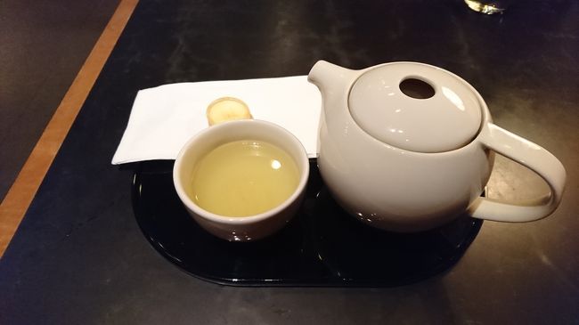 緑茶をいただきました。いろんなサービスが用意されているので満喫できるいいラウンジでした。