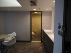 夕方、City View Hong Kong Hotelに戻り、再度、チェックイン。
いや、単に部屋の割り当てがされていなかっただけ。

割り当てられた部屋は、予約した部屋よりアップグレード♪♪♪

たぶん、スイートルーム♪
春から縁起がよい(笑)
