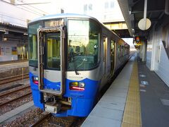 さて、ここから「えちごトキめき鉄道 日本海ひすいライン」（要するに旧ＪＲ北陸線）の直江津行きの列車に乗る。
この路線は、途中に交流と直流の切換区間があるため、高価な交直両用電車ではなく、ディーゼルカーが使用されている。