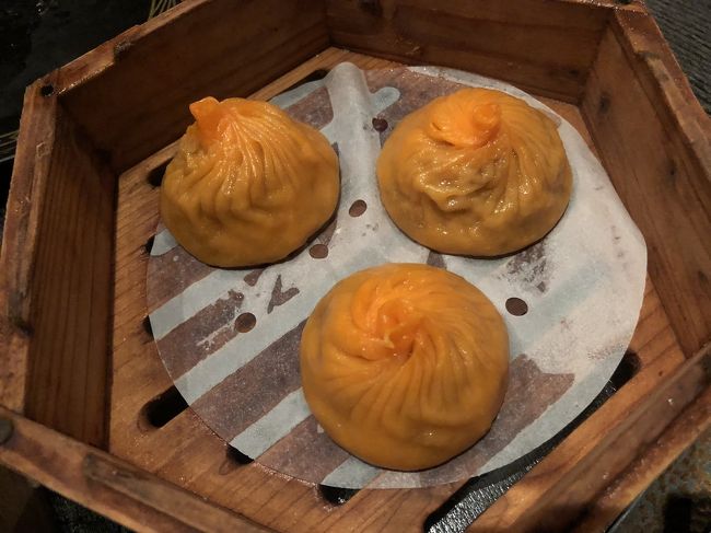 担々麺のスープが中に入ってる小籠包。<br />けっこう辛かった。