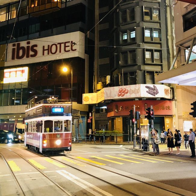 空港からエアポートエクスプレスに乗って香港駅へ。そこから無料シャトルバスでホテルへ直行してチェックイン。<br /><br />少し休憩してから、さぁ夕飯へ出発！！<br />ホテルから一番近くのトラム乗り場へ。<br />オクトパスカードを使って乗車。<br />2階建トラムに興奮して、張り切って２階へ。<br />夕方のトラムは激混みで目的の場所で降りられず、、、降りる1駅前には移動しておくべきだった。<br />金鐘のパシフィックプレイス内の地下にある、<br />Dim Sum Libraryへ。