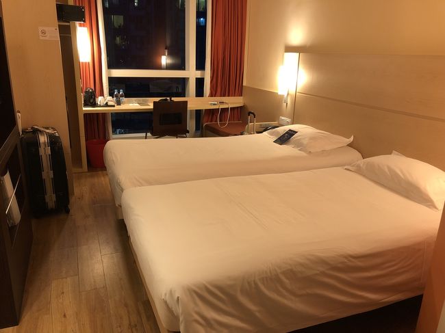 １日目はこれで終了。<br />イビス香港セントラルホテルの裏にあるセブンイレブンで飲み物を買って帰ります。<br /><br />ホテルの部屋は広くはないけど、必要なものは全部揃っているので何の不便もなし。<br />トラム乗り場がすぐなので、どこへ行くのも便利でした。<br /><br />１日目はやっぱり疲れちゃって即就寝。