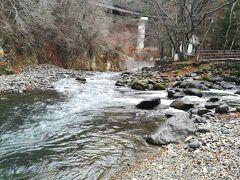 塩原湧花庵の脇から下へ降りる階段を通り川沿いへ。
このへんは、古い旅館があって現役なのか廃墟なのか？？とにかくシーンと静かすぎて・・・。
人も歩いてないしこんな天気だししょうがないですが・・。
山ゆりのつり橋を渡った川沿いに露天風呂が！！
塩原湧花庵さんの露天風呂らしいです。すごいところにあるな！！
真夏にきたら虫とかすごそうだ～。

橋を渡ると林なんですがさらに先へ進もうと歩いていたらちょっと先に
イノシシが横切った！！
やばっ！！
一瞬だったけど横切ってどっかいっちゃったけど怖いから戻ることにしましたよーー。

再び旅館街にもどりマップみたらこの辺は現役明治初年よりつづく老舗旅館清琴楼さん。金色夜叉ゆかりの旅館で泊まれば作者ゆかりのお部屋が見学できるそうです。金色夜叉って。。。ああ！あの熱海のお宮の松ね！！
ほう～。作者は若くして亡くなってしまったので物語は未完らしい・・・。
すぐ下にはとてもきれいな川があり、夏は気持ちいいだろうな。100年も前も
この川の流れを作者は眺めていたのでしょうか・・・。





