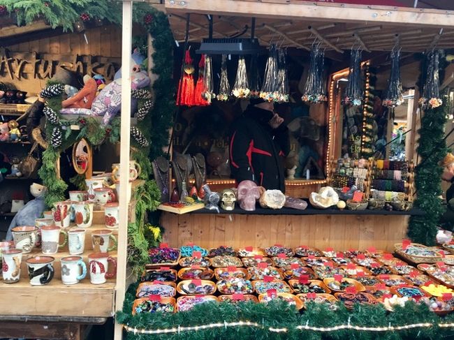 クリスマスに全然関係ないものも売っています。