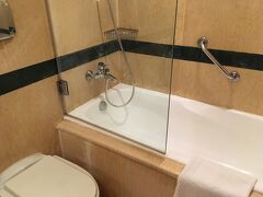 バスタブがあって安心。
日本から温泉のもとを日数分持ってきたかいがありました。