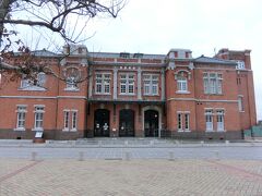 旧門司税関。明治45年(1912)に建てられた税関庁舎を修復したもの。中は無料の休憩所。