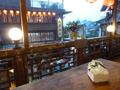 阿妹茶酒館で、お茶する予定も、大行列で入れず、その下にある、映画の舞台にもなった  悲情城市  で休むが、外のスペースしか空いてない。

寒い。
