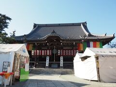 本覚寺　本堂

まずスタートは、鎌倉駅からほど近い本覚寺。
東身延ともいわれ、日蓮上人にも縁の寺。
境内には、三が日の初えびすを終え、十日えびすに備えて屋台が残されています。