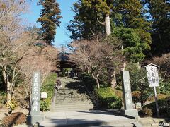 円覚寺の門前

北鎌倉駅から直ぐにある円覚寺の前を失礼して、明月院へ向かいます。