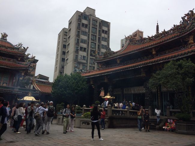 元が取れるかわかんないけど、毎回切符買うのも面倒なので悠々カードをコンビニで買ってチャージしてもらい。地下鉄で近辺散策。<br />電車賃凄く安いから値段は気になりませんでした。<br /><br />朝ごはんの後、徒歩圏内をぶらっちして、スーパなんかでお買い物したり、あと<br />シャンプーがいいんだってね。通りすがりに美容院見つけたのでシャンプーしてもらった。座ったままのシャンプー。観光客がよく行くところは泡でツノ作ったり<br />色々してくれるみたいだけど、私のは通りすがりの地元の人が行くところ、そういうのはなかったけど、凄く気持ちよかった！座ってするシャンプー、良い経験。<br />ブローもきっちりしてくれました。<br /><br />写真は龍山寺。以前行った記憶がある。ずいぶん周りが近代的になったもんだ～～<br />そりゃ20年も経てばなるわな。<br />