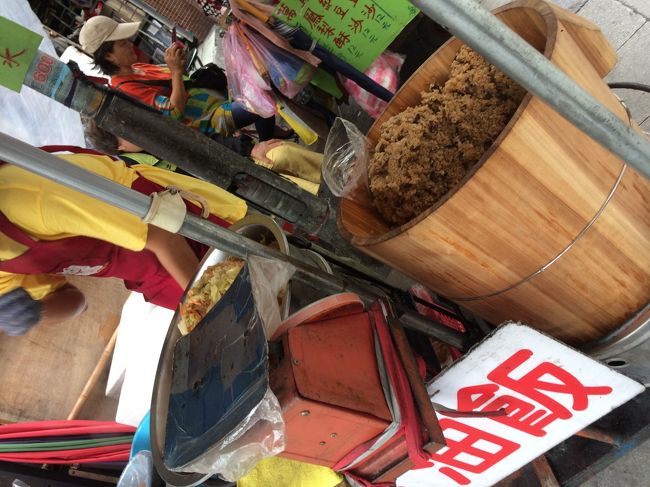 涼麺屋さんのすぐ近で売ってた油飯。<br />もち米でこれもうまうま～～～<br /><br />もう美味しそうなものが道にいっぱい売ってる～～<br />そして安い～～～。<br /><br />胃袋三つくらい欲しい！<br />