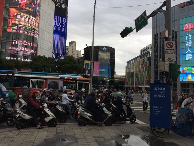 西門は日本の原宿と言われているそうですが、そんな感じでした。<br /><br />バイクの量がすごい、しかも日本と反対側に走ってるから怖い～<br /><br />西門には有名どころ天天利美食坊や阿宗麺線があるけど、もうお腹いっぱいで食べれず。<br />麺線は20年前に屋台で売ってたの食べた記憶ありですごく美味しかった。<br />また食べたかったけど今回は胃袋の関係で次回に持ち越し～～