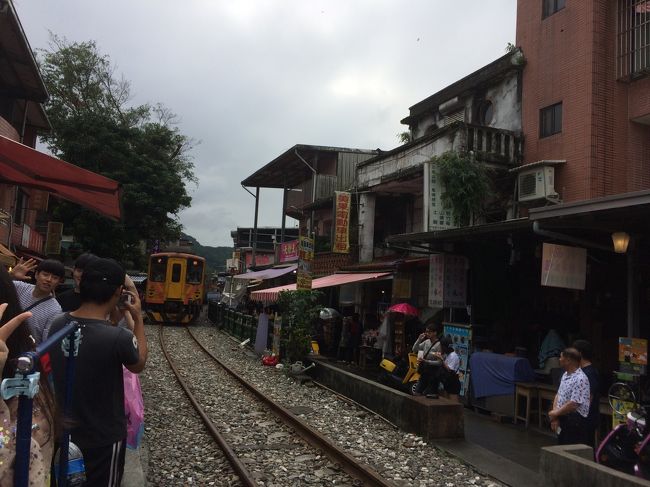 さて、2日目は電車とバスを乗り継いで郊外へ。<br />まず、ランタン飛ばしで有名な十分。<br />台北駅まで地下鉄で来てそこから列車で瑞芳へ行く予定。。。だったのですが、<br />郊外列車への改札を通ろうと悠々カードをピッ。反応がない。<br />旧式で差し込むのかなあ、、なんて差込口に入れるとカードが吸い込まれ、反対側から飛びたして来た！はい、、ここから予定が狂いました。<br />さっきまで使えていたカードがこれで完璧に壊れてた！<br />残金いっぱいあるのに。駅の人は壊れたから悠々カードに電話しろと、、カタコト英語で。窓口の人はもっと英語が話せるので聞いたらやっぱり壊れてて残金も全く確認できない。悠々カード事務所が市政府駅にあるからそこに行って手続きしてとのこと。もういい～～！行ってられるか～～！で新しく悠々カード買いました。<br />千円くらいの損失だし、時間の方が大事。<br />そんなこんなで予定より少し遅れて瑞芳まで行きそこから十分へ。<br />日本人らしき人もちらほら電車に乗ってたし、乗り換えもちゃんと表示があって<br />特に迷うこともなく到着です。