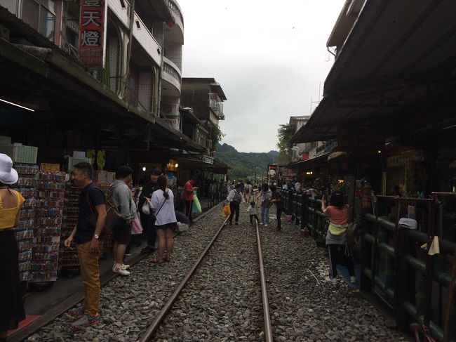 1時間に一本しか電車が通らないので線路の上歩き放題。<br />周りにはお店や食べ物屋さんがたくさんあって、見てるだけで楽しい～<br /><br />帰りの電車の時間をチェックして、周辺をぶらっち。