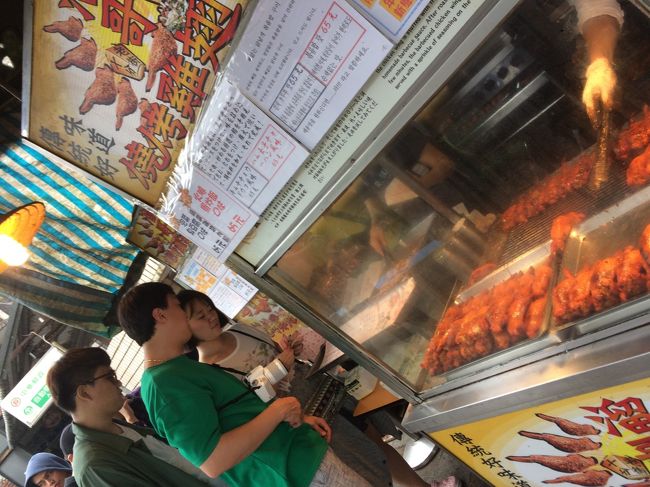 なんかすごい並んでるチキンのお店。<br />フライドチキンと思いきや、その中にご飯やらキムチやらが入ってた。<br /><br />味は、、まあ普通かな。