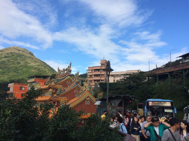 その後、また瑞芳までもどって、そこから西出口を出て左手にまっすぐまっすぐ。<br />警察署の隣にあるパス停が九份行き。<br />ここでもガイドブック片手に持った日本人の人ちらほら。<br />迷うことなく進んでいたから、きっとガイドブックに詳細に行き方書いてるんだろうね。私は、ネットだけが情報源。<br />バスに乗って10数分。オレンジ色の寺院みたいな建物があるのが九份駅。