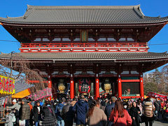 浅草寺山門も青空と朱が対比し見事に映えていました。