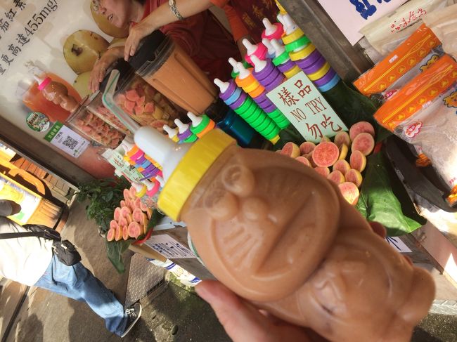 頂上付近まで、えっちらホッチら。<br />美味しそうなグァバジュースがあったので買いました。<br />なぜかドラえもん。