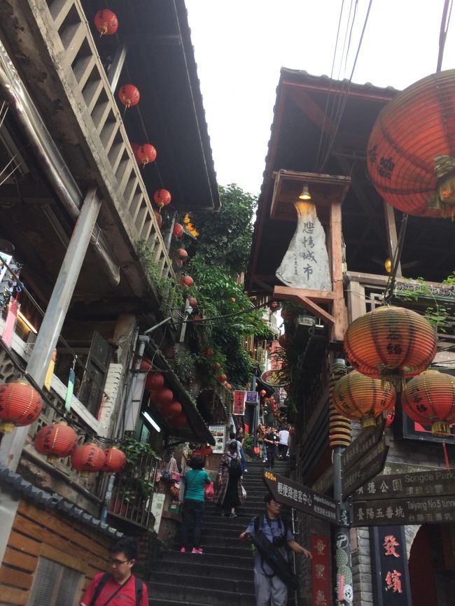 上りはきついよ。<br />ランタン灯ると綺麗だろうなあ。でも日暮れまで時間あるしもういいや。<br />ここで食べたものは、台湾ソーセージとピーナッツとアイスが入ったクレープ。<br /><br />帰りは市内まで直通のバス1062系で忠孝復興駅まで。