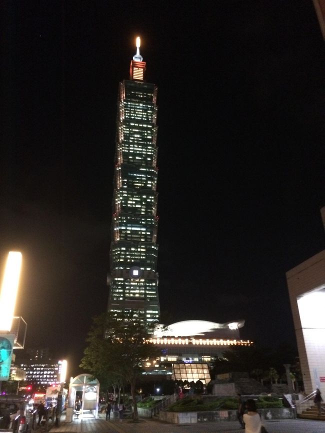 忠孝復興駅についたのがまだ悠々カード事務所の空いてる時間だったのでMRTで市政府駅まで行き、無事使えなくなった分の返金をしてもらいました。<br />そこから台北101まで徒歩圏内だったので行って見た。<br />本当は夜市に行く予定だったけど、なんか疲れちゃったし、買い食いよりちゃんと座って食べたい気分、リストに入れていた冠京華で小籠包？とも思ったけど、またMRT乗るものも疲れたので最後の晩御飯は台北１０１にしよう～～