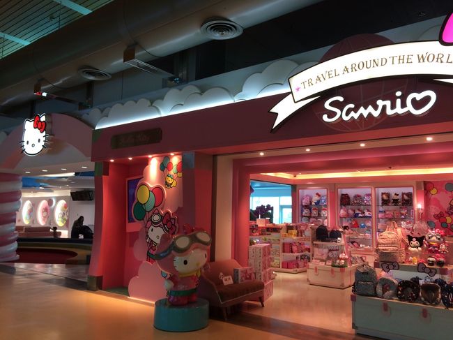 エバエアーのゲートはキティちゃん。<br />私の乗った機体もキティちゃん。<br />機内食のスプーンとかもサンリオ、クッションもサンリオ<br />無駄に可愛いじゃん！<br /><br />とっても楽しくて美味しかった台湾。<br />また絶対来るぞ！交通費も食費もすごく安いからお財布と相談せず行きたいとこいって食べたいもの食べられました。（移動はMRT/B級グルメに限る。お買い物はしてません）<br />今度は別の都市にも行ってみたい！