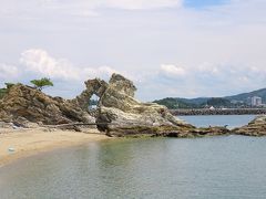 蓬莱岩

　和歌浦観光遊歩道の途中にある奇岩。千枚岩のような岩が海に向かってせり出し，長年の浸食等で真ん中にポッカリ穴が開いている