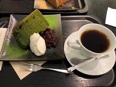 大丸IORIの抹茶シフォンとコーヒー