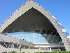 調布市との市境まで来ました
少し調布市に入り「武蔵野の森総合スポーツプラザ」を回り込みます

「武蔵野の森総合スポーツプラザ」は東京オリンピック2020のバドミントンと近代五種のフェンシング、パラリンピックでは車椅子バスケットボールの会場となります。

５０ｍの室内プール（稼動床で日によっては25m×２に分割）もあり一般利用可能です