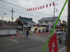 12:50
初詣ツアーのピークが過ぎたのか、佐野厄除け大師目の前の物産会館の駐車場が空いているとのことで、急遽そちらに停めさせてもらえることになりました。ラッキー！ここが埋まっていたら、寒い中15分も歩かされるところだったそうですよ。ここのところ仕事では不運続きだけど、オフはいい感じかも♪あとは出発時間までに祈祷を受けられると完璧なのですが。年末年始休暇中に何度も「厄除け方位除けは佐野厄除け大師、ゴ～ン」っていうCMを見たしなぁ。参拝客で混んでそうよね(~_~;)まっ、とりあえず行ってみましょうか！