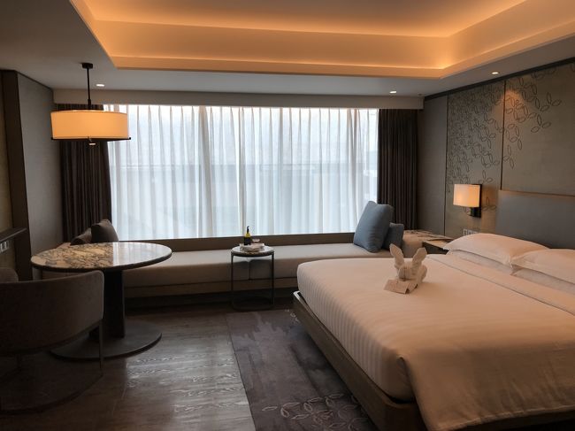 アップグレードはできませんでしたが、最上階の９階にしていただけました。<br />クラブプールビューの室内。