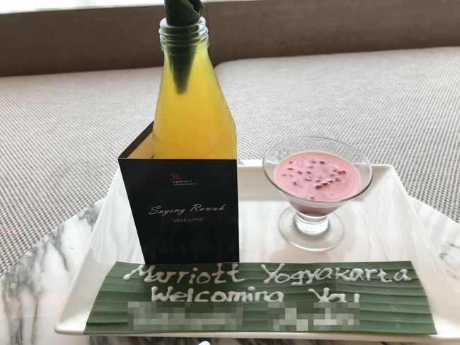 室内には、ロイヤルゼリーの入った飲み物とタピオカみたいなものが置いてあり、