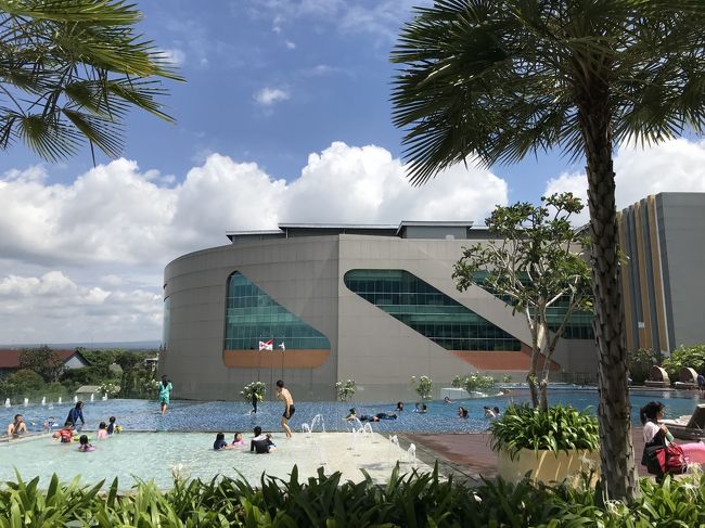 滞在中、2階にあるプールサイドで本を読んで過ごしました。