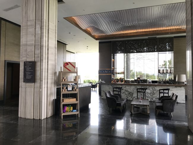 これは1階にあるバーですが、ここでビールを買って、プールサイドに持ち込みました。