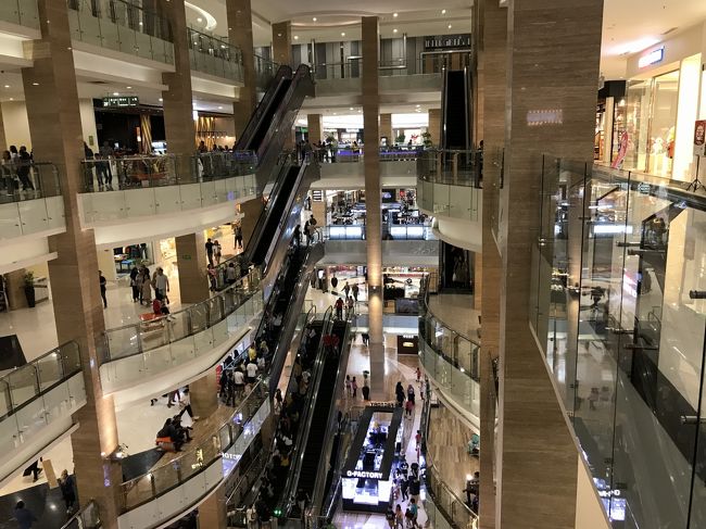 マリオットの目の前には「Hartono Mall」というショッピングモールがあり、ホテルから雨に濡れることなく行くことができます。