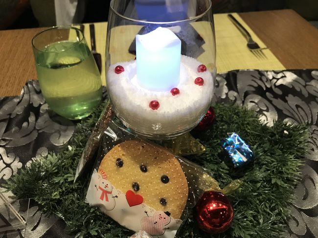 各テーブルにも飾り付けがされていました。<br />写真のクッキーは持ち帰り可。