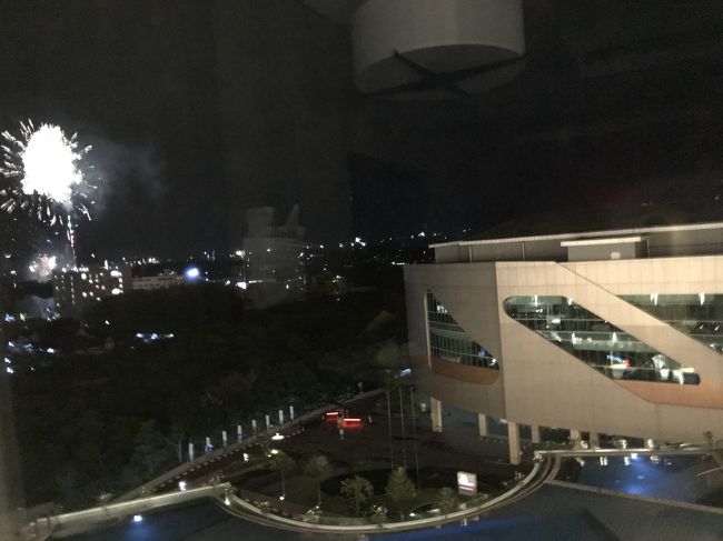 午前0時を過ぎると、街中で花火が上がりましたが、香港や台北のようなものでなく、市販の花火をばらばらに上げているような感じでした。<br />それも10分ほどで終わり、近年になく静かな年明けを迎えました。