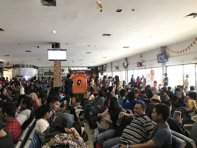 最終日（1月2日）は、渋滞を考えて14:00にチェックアウトし、空港へ。<br />待合室は人で溢れて、まったく座る場所がありません。<br />プライオリティパスの使えるラウンジもありましたが、そちらも座る場所がありませんでした。