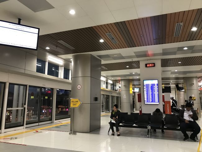 エアアジアは、ジャカルタ空港のターミナル2に到着するので、ターミナル3に移動します。<br />ターミナル間は、スカイトレインで結ばれていますが、この乗場がとても分かりづらかったです。<br />表示どおりにエレベータに乗ったりするとたどり着けず、一旦ターミナルの外に出るようにしてスカイトレイン駅の下まで行き、上のプラットホームに登る必要があります。