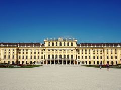 8月19日（日）の朝、ウィーンは青空でした。まずは地下鉄でシェーンブル宮殿に向かいます。