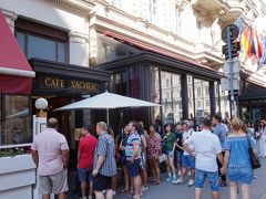 ウィーンの中心に戻り、ホテルザッハのCafeへ。格式高そうなホテルですが、カフェに並んでいる観光客はご覧の通りみなさんラフです。